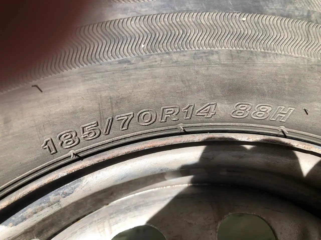 Колеса Bridgestone 185/70/14 на дисках - Шины и диски (Авто) в Томск