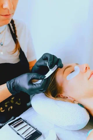 Вакансия мастера по наращиванию ресниц в студию красоты - Работа в Барнаул