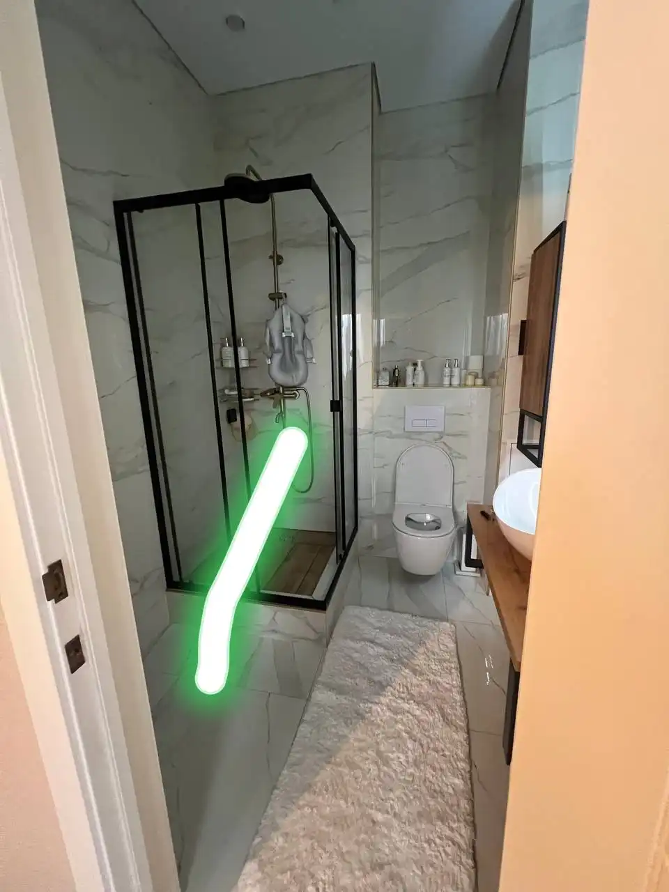 Мастер для демонтажа душевой кабины и установки ванны