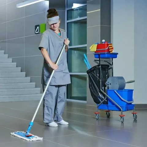 Требуются женщины для уборок с проживанием и питанием - Вакансия в сфере услуг в Москва