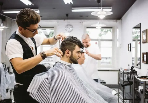 Требуется сартарош (парикмахер) - Технические услуги в Москва