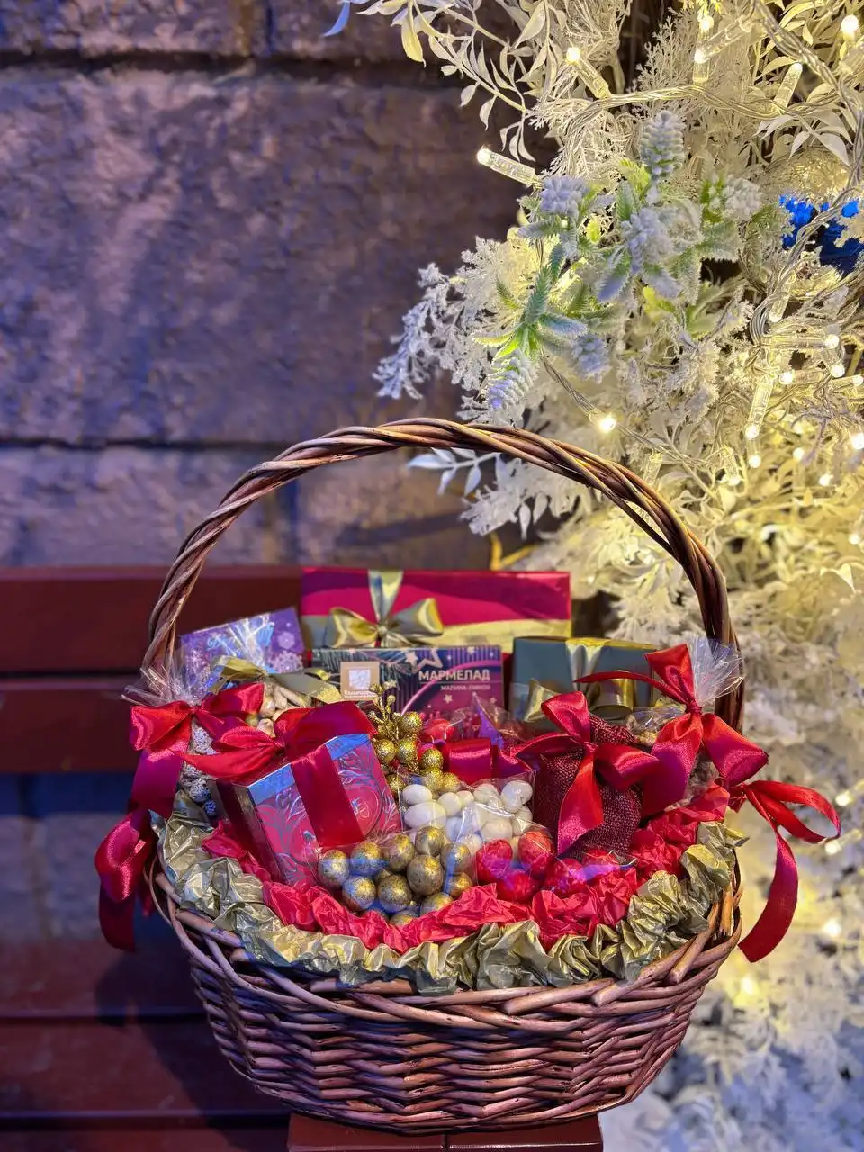 Праздничные корзины с орехами, сухофруктами, чаем и шоколадом