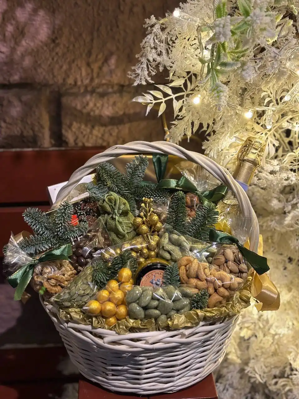 Праздничные корзины с орехами, сухофруктами, чаем и шоколадом