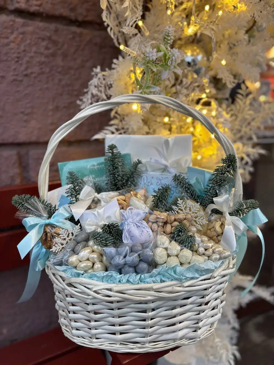 Праздничные корзины с орехами, сухофруктами, чаем и шоколадом