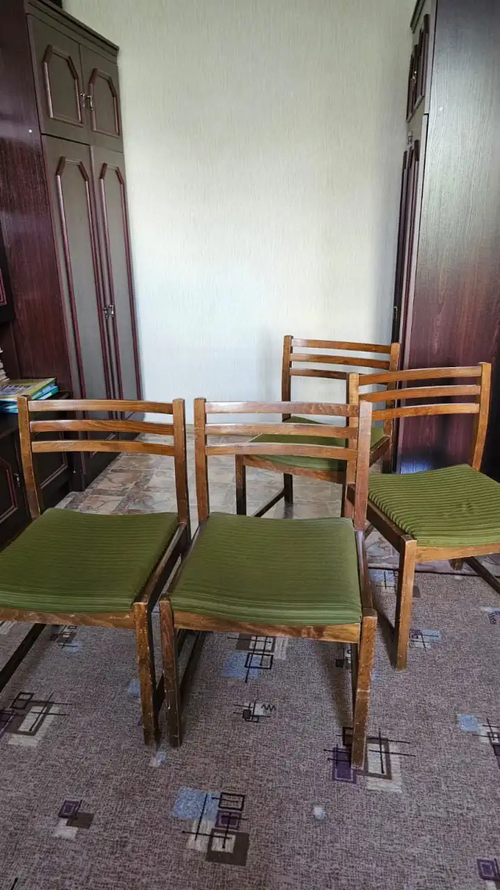 Винтажные деревянные стулья с мягкими сиденьями - Мебель (Для дома и дачи) в Ставрополь