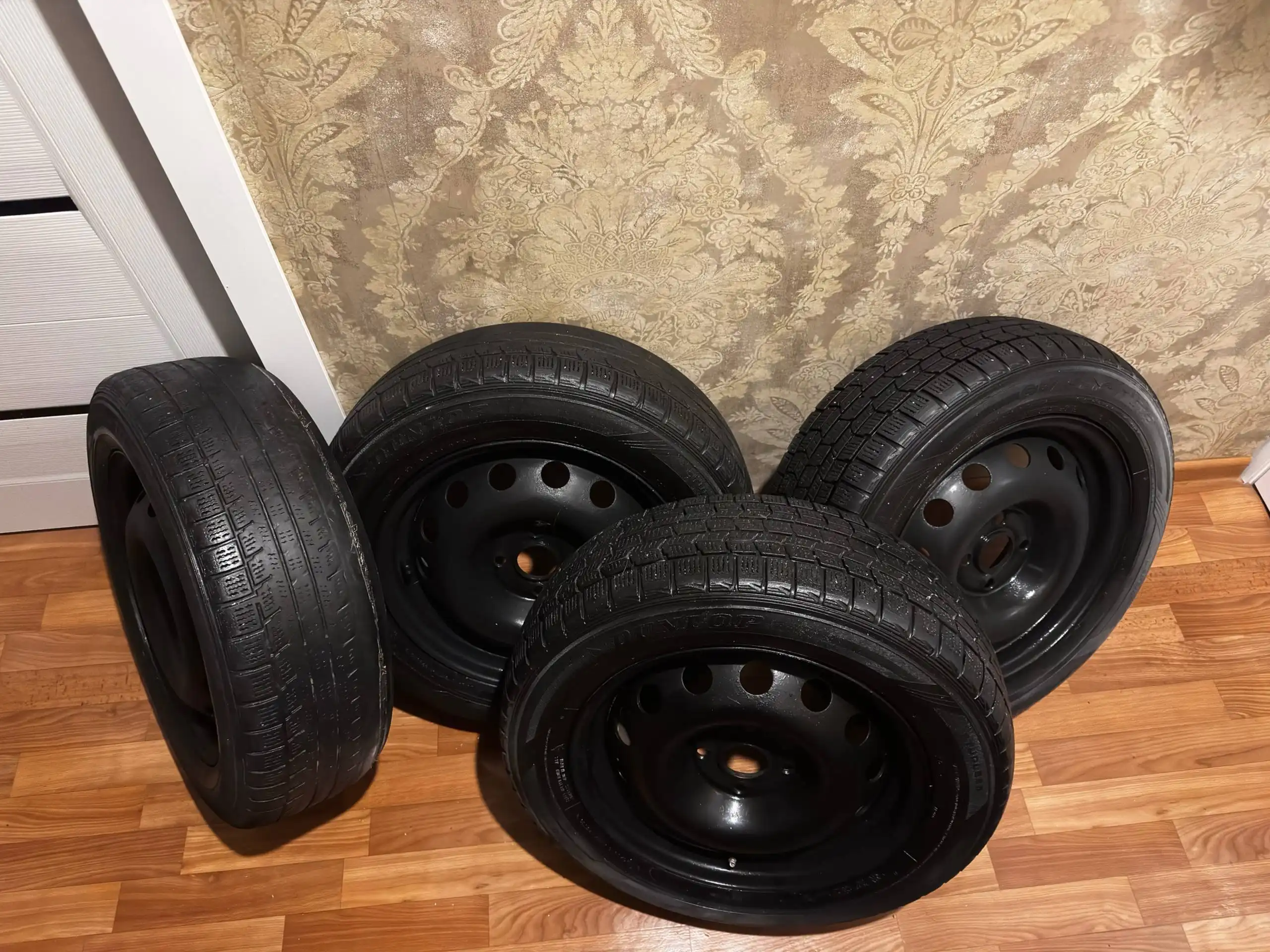Продам всемисезонные шины с дисками 185/65R15