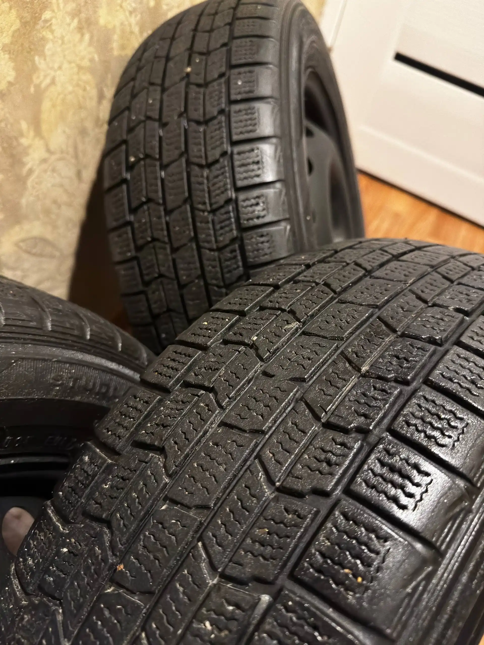 Продам всемисезонные шины с дисками 185/65R15