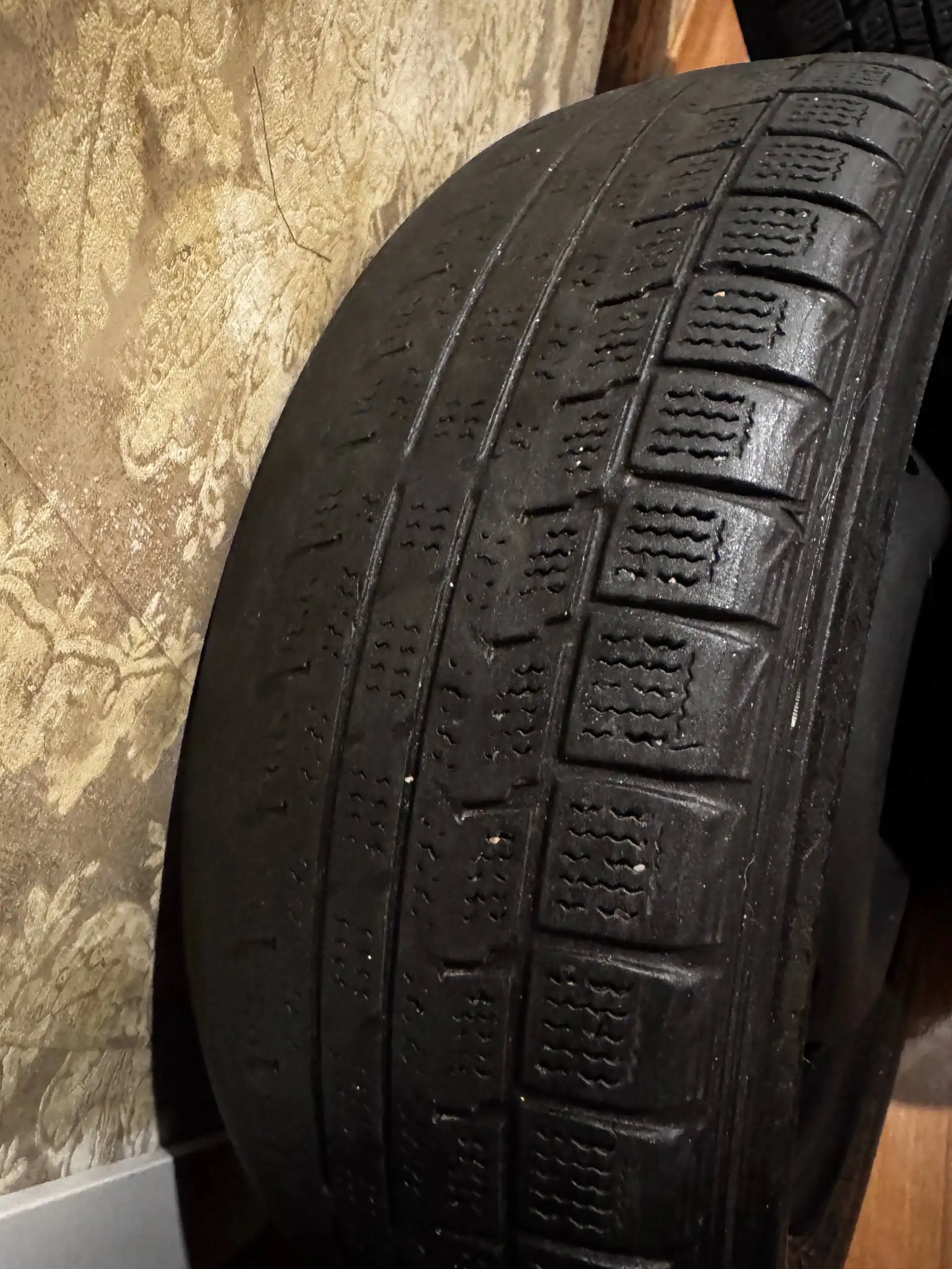 Продам всемисезонки с резиной и дисками 185/65R15
