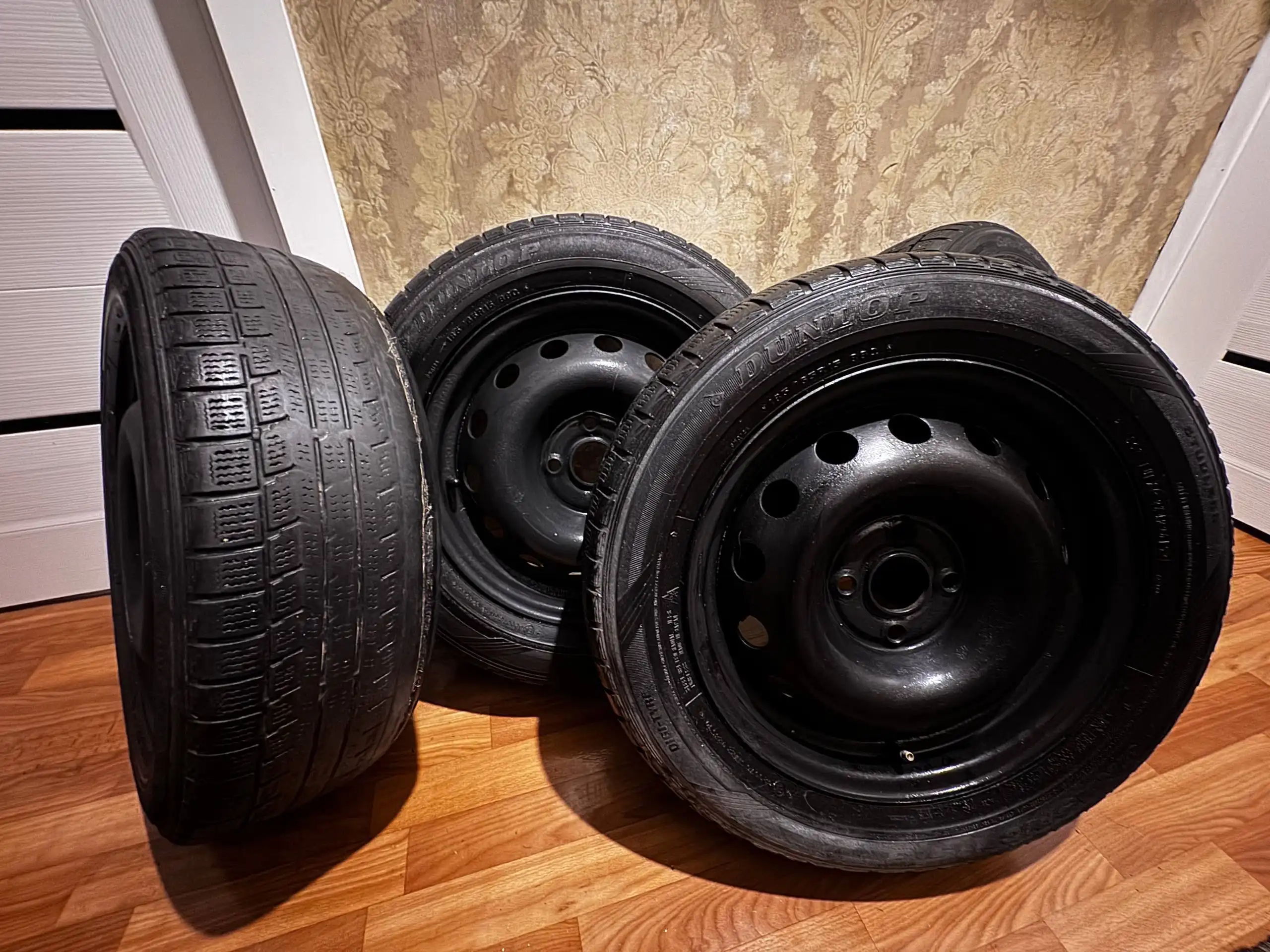 Продам всемисезонки с резиной и дисками 185/65R15