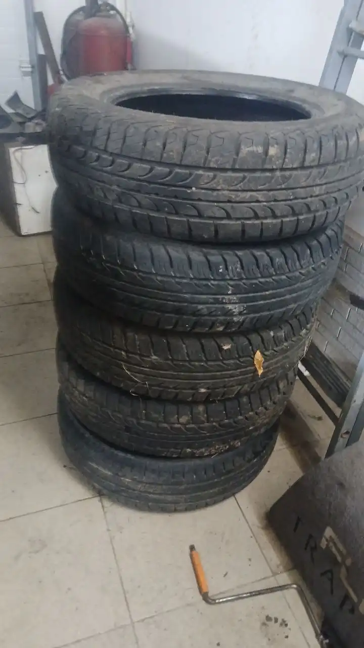 Продам комплект летних шин R14 5 штук - Шины и диски (Авто) в Новосибирск