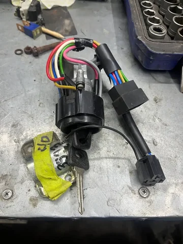 Замок зажигания новый для автомобилей 2008-2009 годов - Запчасти в Новосибирск