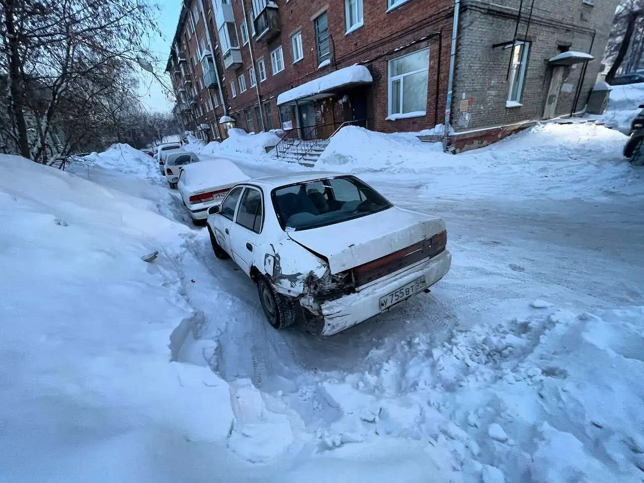 Продам Toyota Corolla с зимней резиной и полным комплектом документов - Легковые автомобили (Авто) в Новосибирск