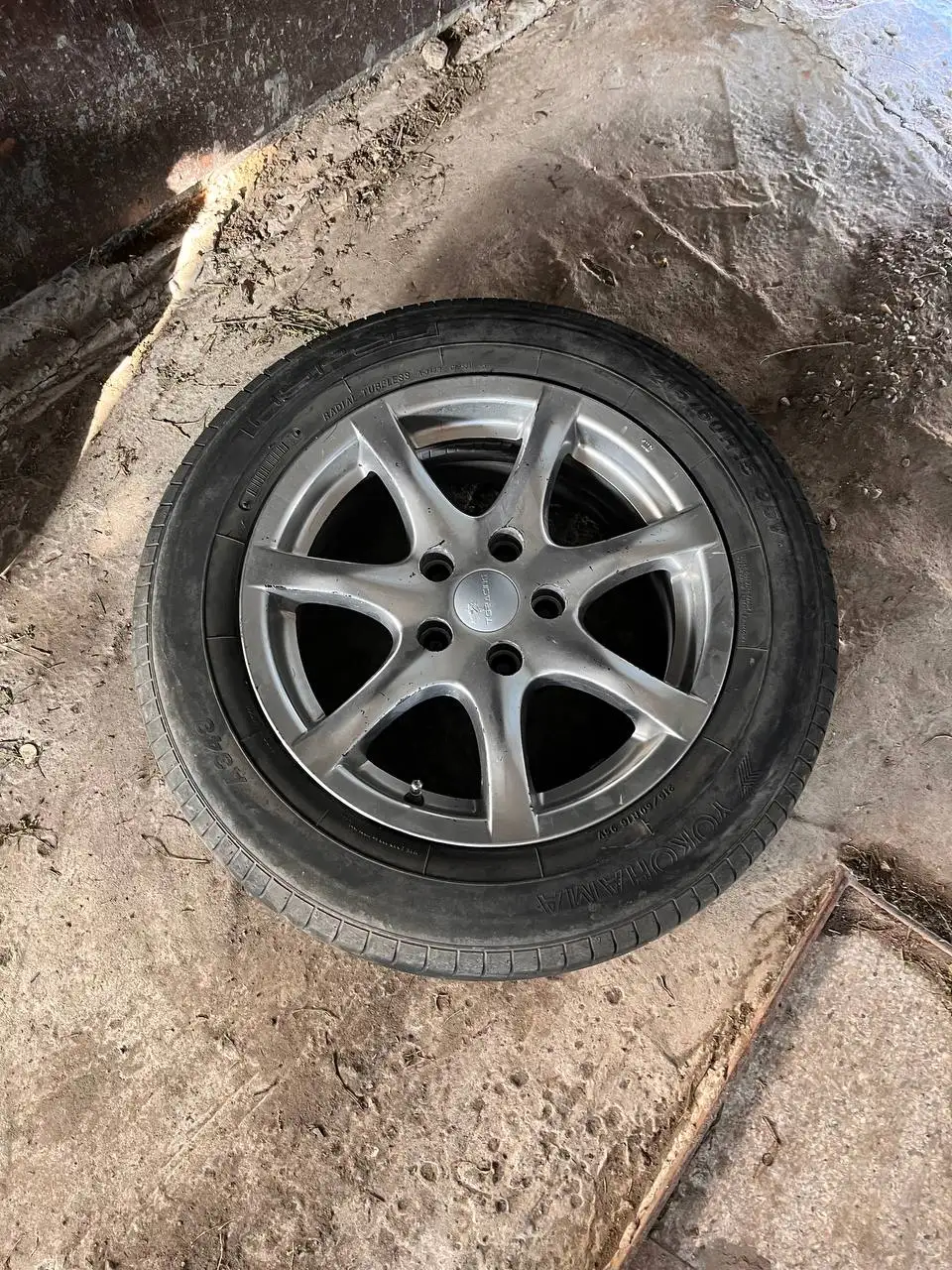 Продам летнюю резину на дисках R16 - Шины и диски (Авто) в Новосибирск