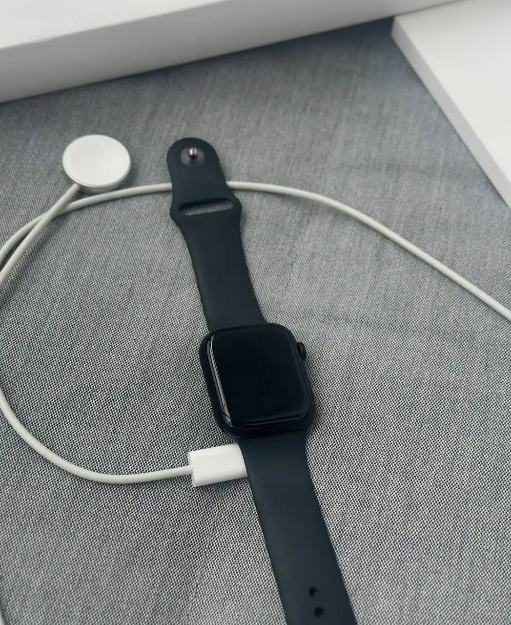 Apple Watch 8 с дополнительными ремнями