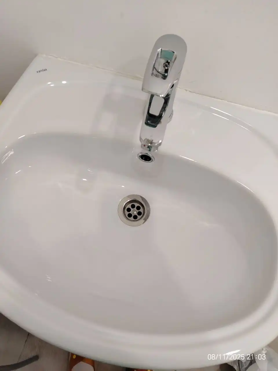 Продам раковину со смесителем