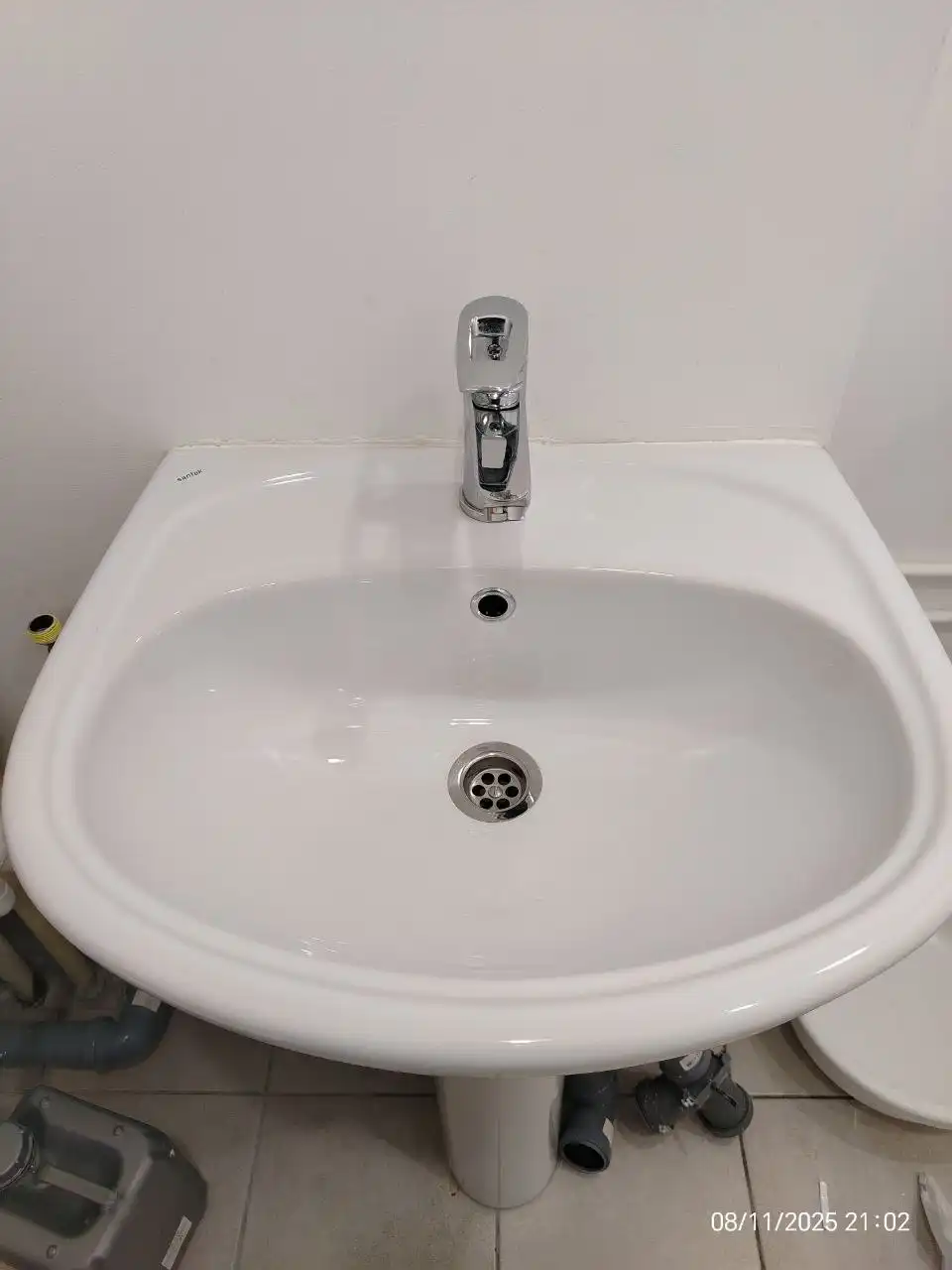 Продам раковину со смесителем