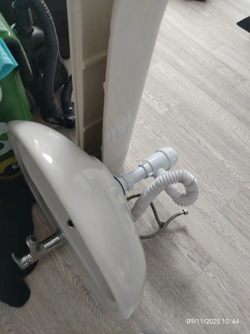 Продам раковину со смесителем