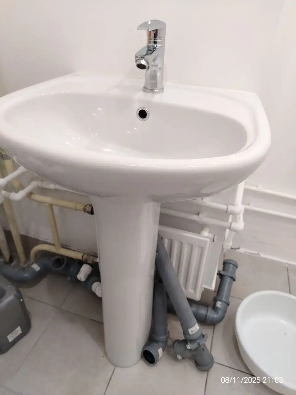 Продам раковину со смесителем