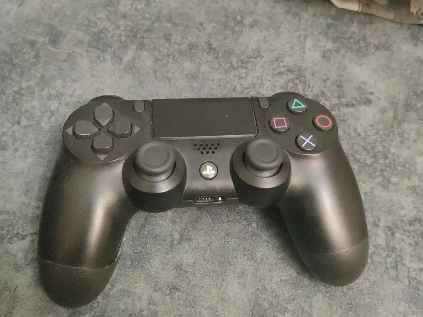 Контроллер PS4 и пародия на AirPods