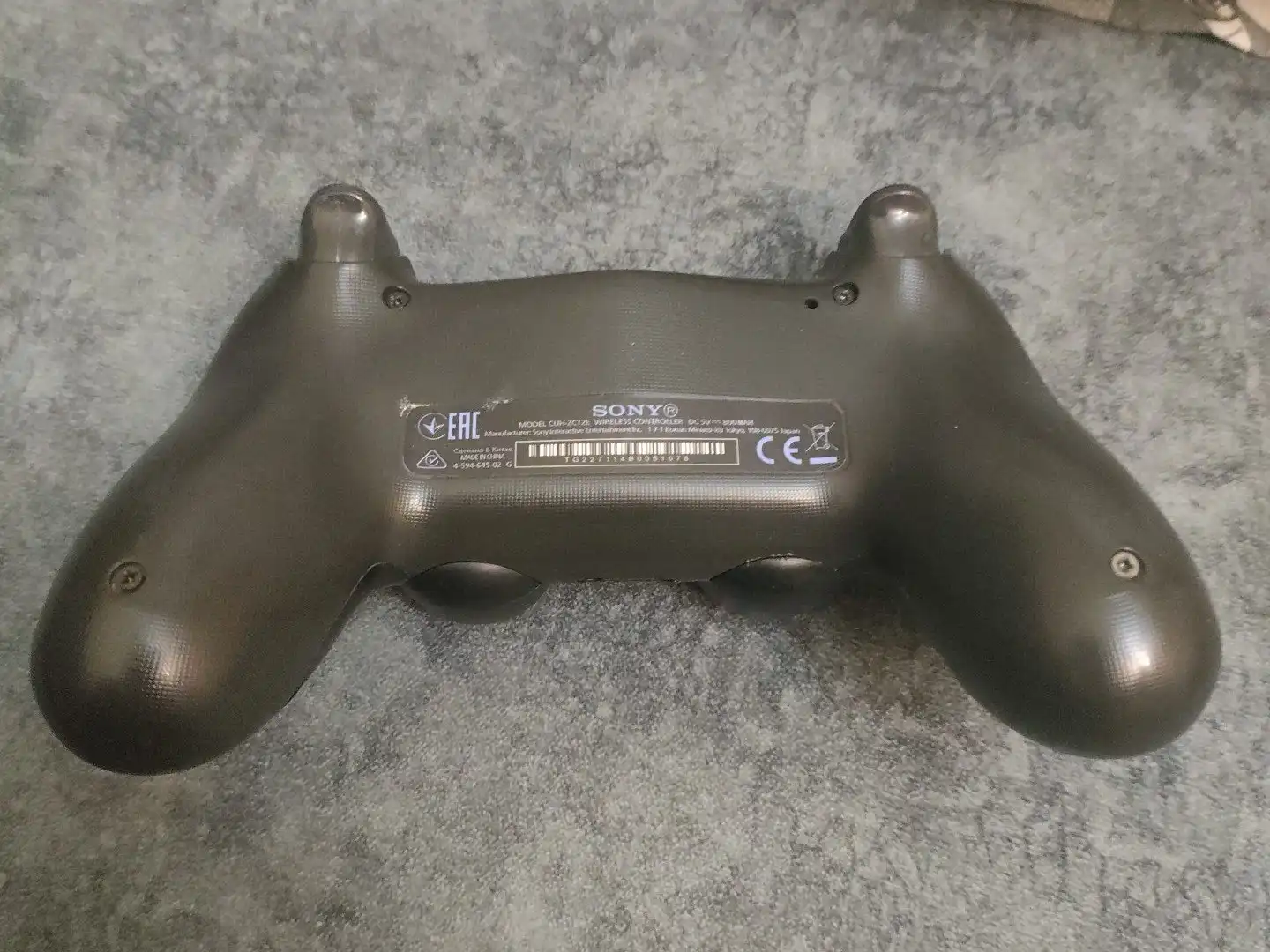 Контроллер PS4 и пародия на AirPods