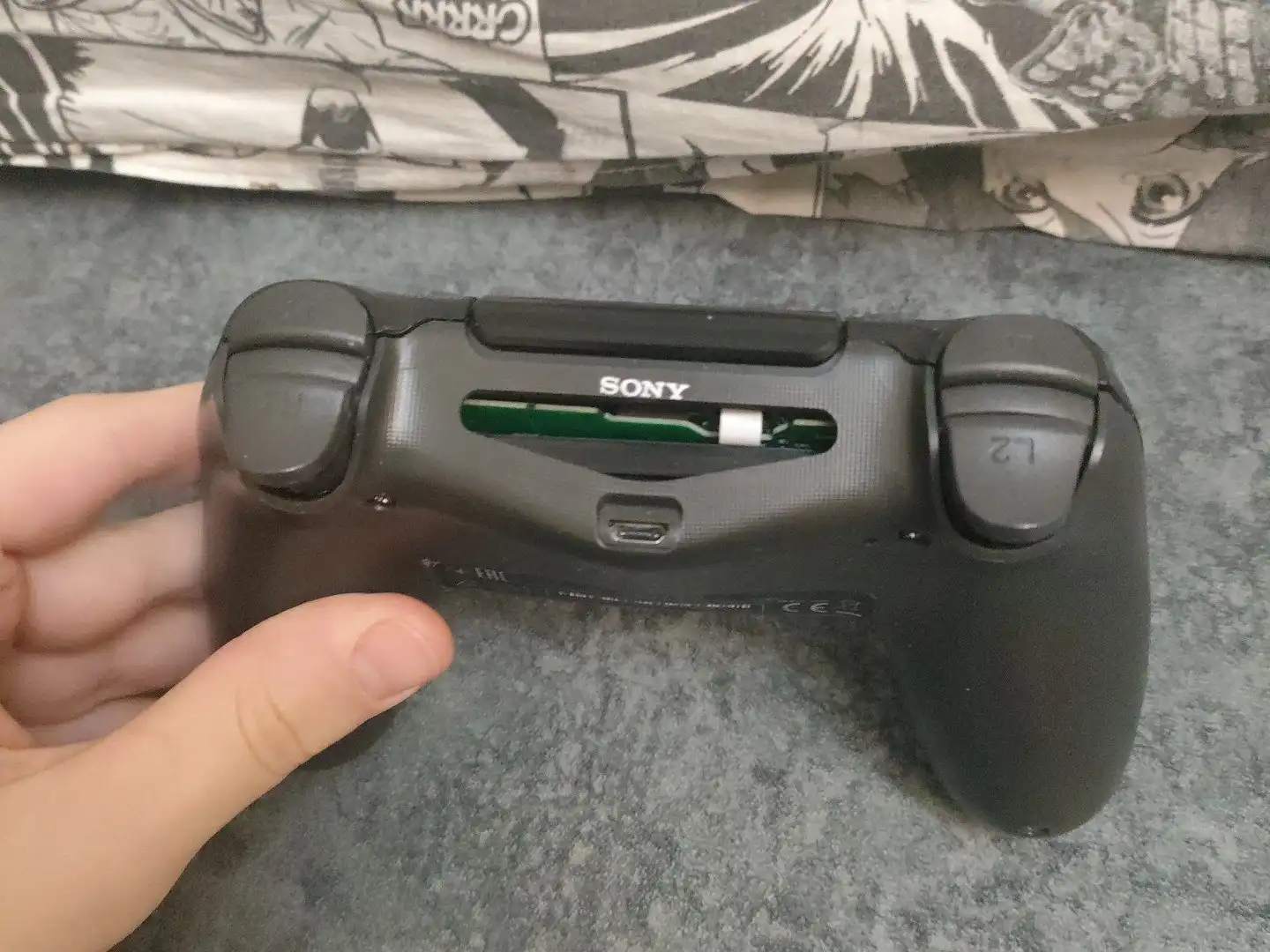 Контроллер PS4 и пародия на AirPods