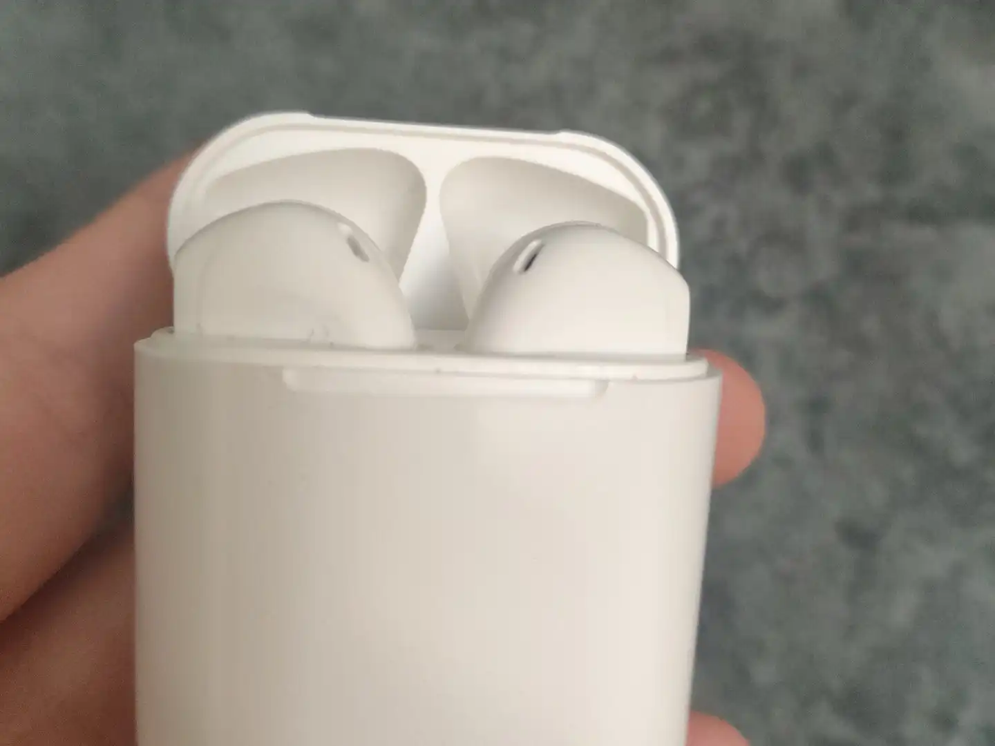 Контроллер PS4 и пародия на AirPods