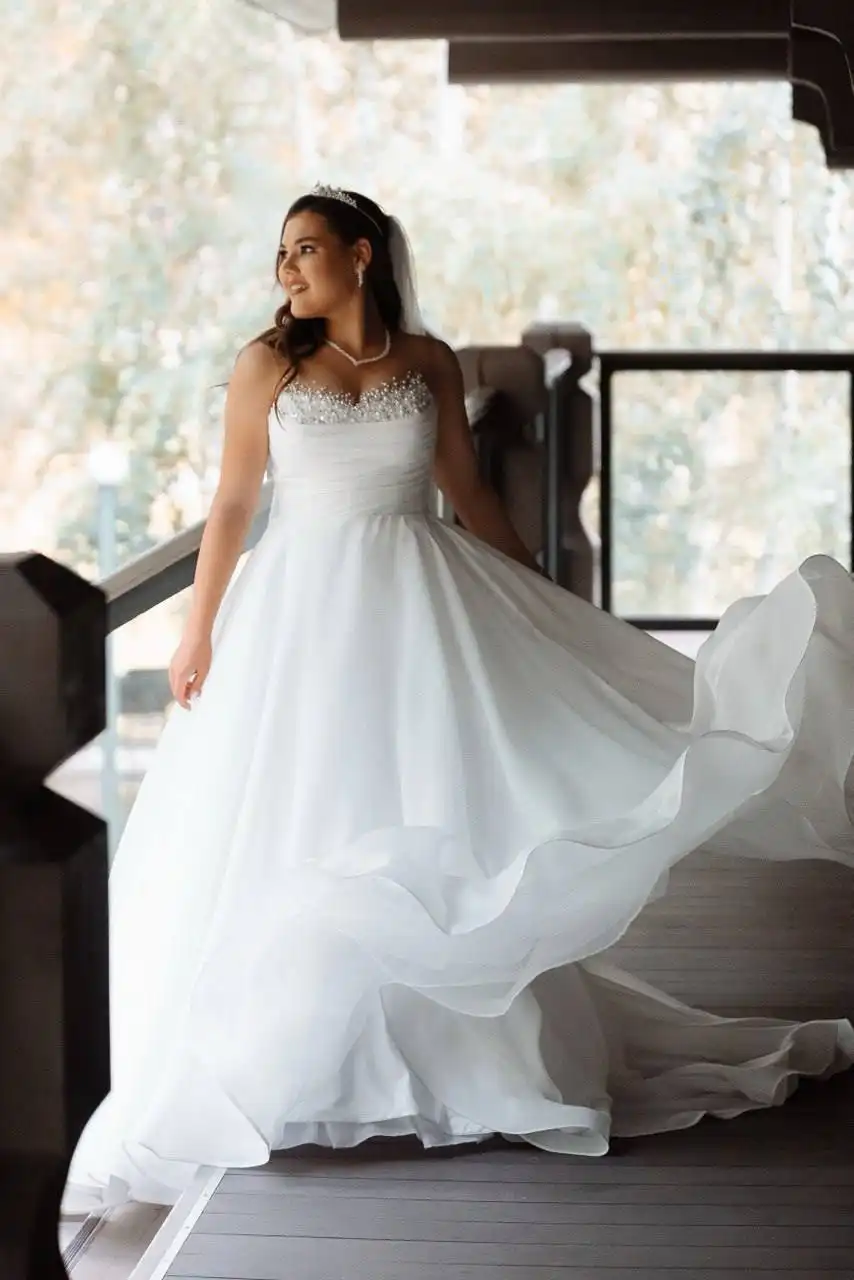 Свадебное платье со шлейфом и аксессуарами