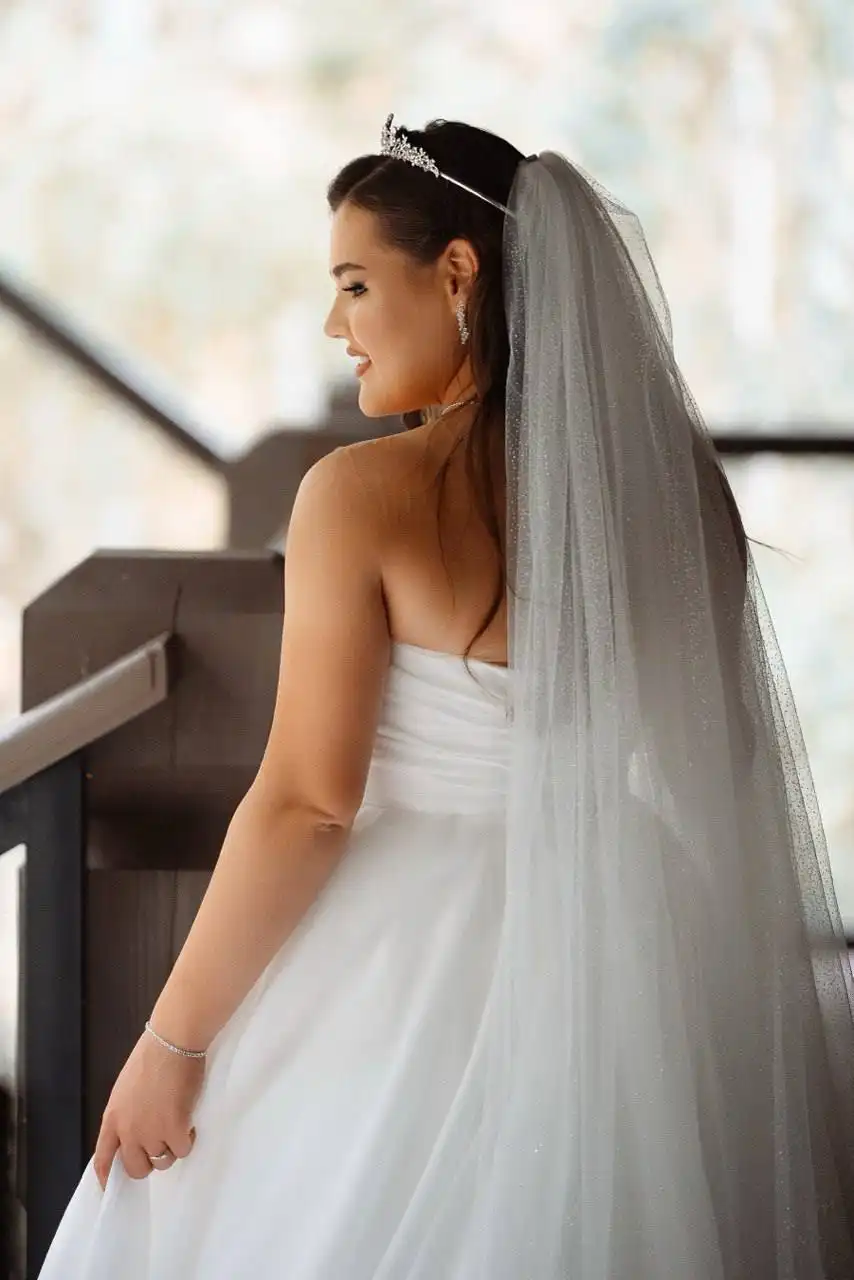 Свадебное платье со шлейфом и аксессуарами