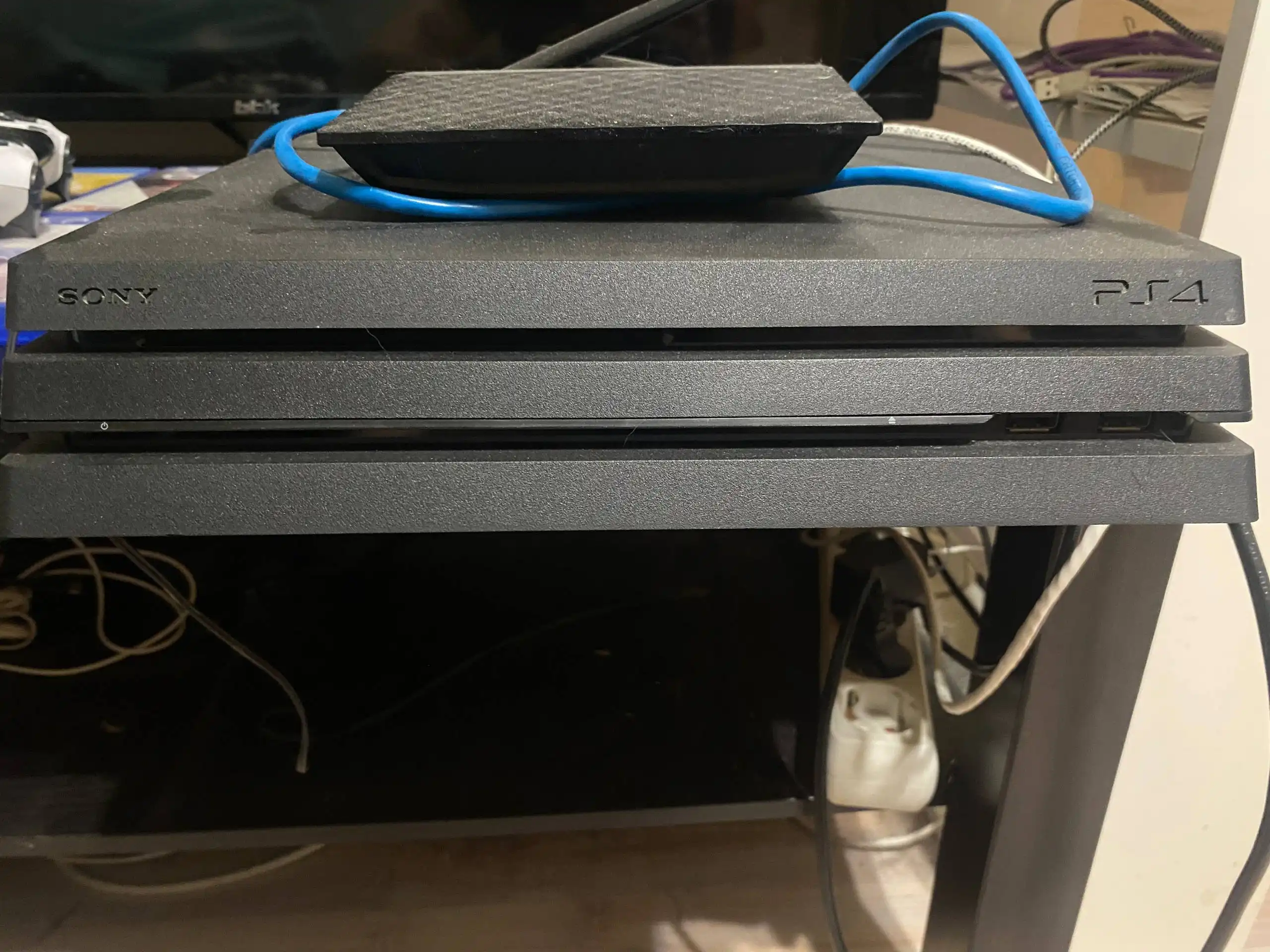 Продажа Sony PlayStation 4 Pro в хорошем состоянии