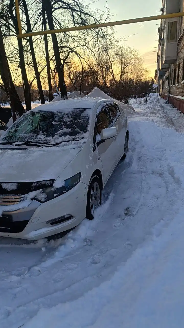 Honda Insight 2009 года - гибридный автомобиль с экономичным расходом