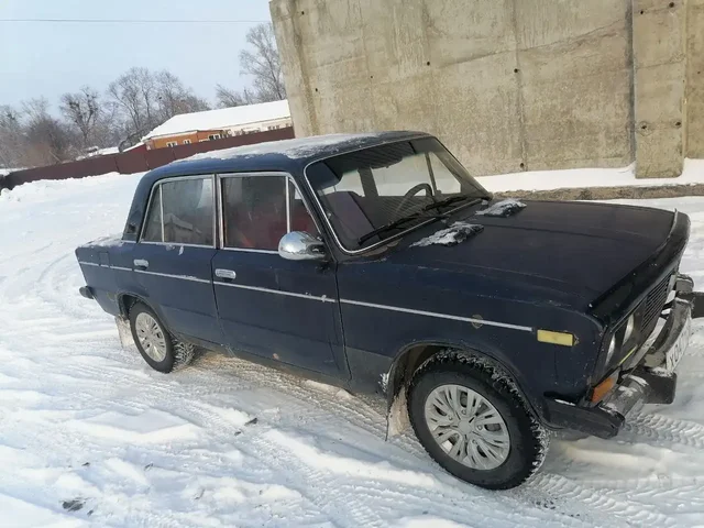 Продажа автомобиля 2003 года с хорошим состоянием салона и зимней резиной - Автохимия и аксессуары в Барнаул