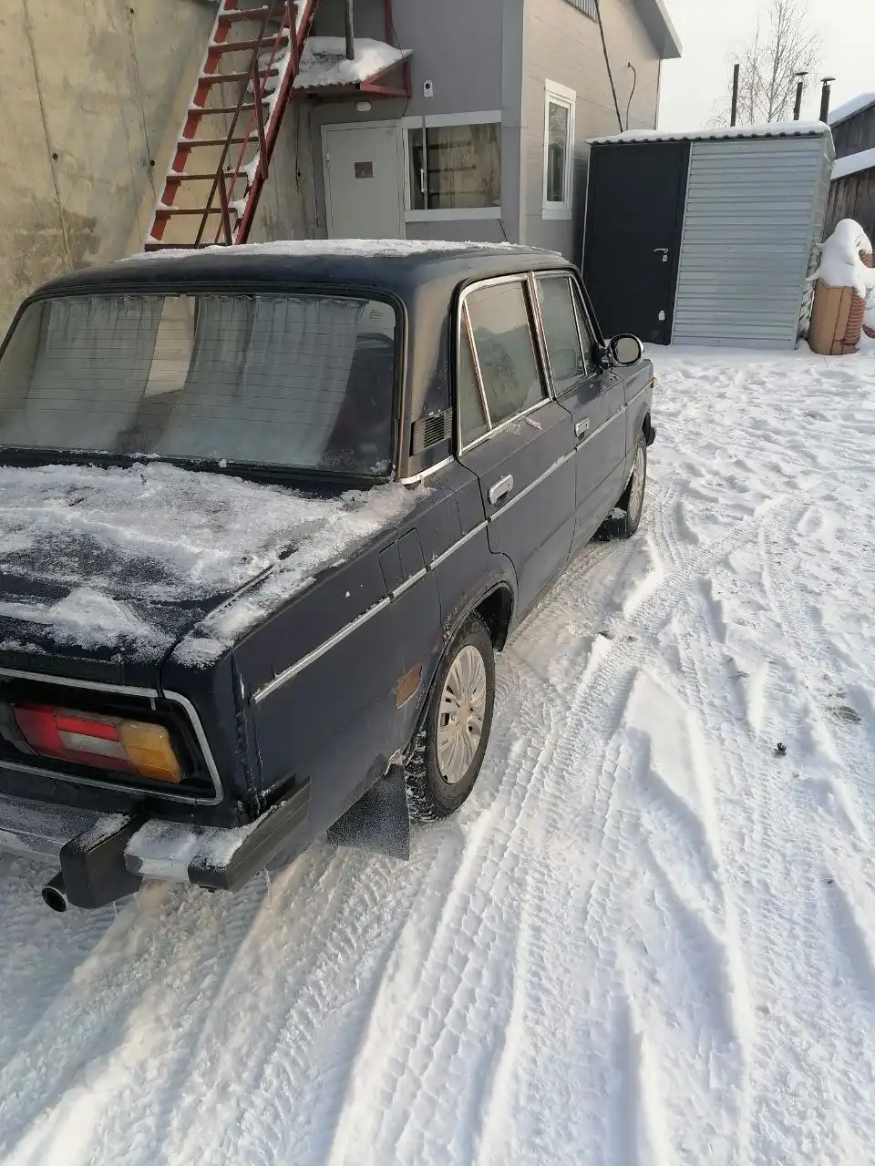 Продажа автомобиля 2003 года с хорошим состоянием салона и зимней резиной - Авто в Барнаул