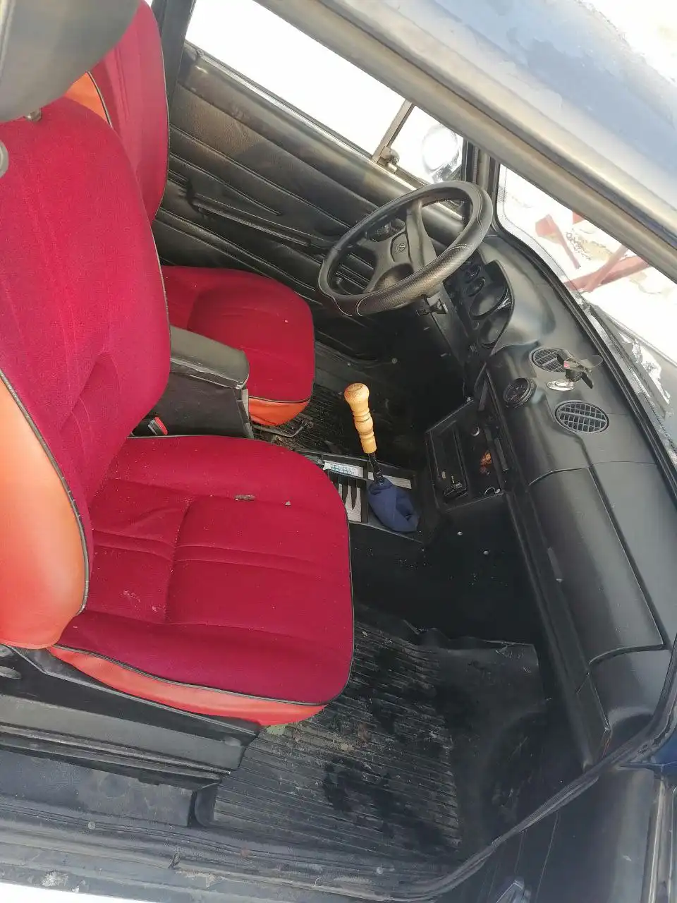 Продажа автомобиля 2003 года с хорошим состоянием салона и зимней резиной - Авто в Барнаул