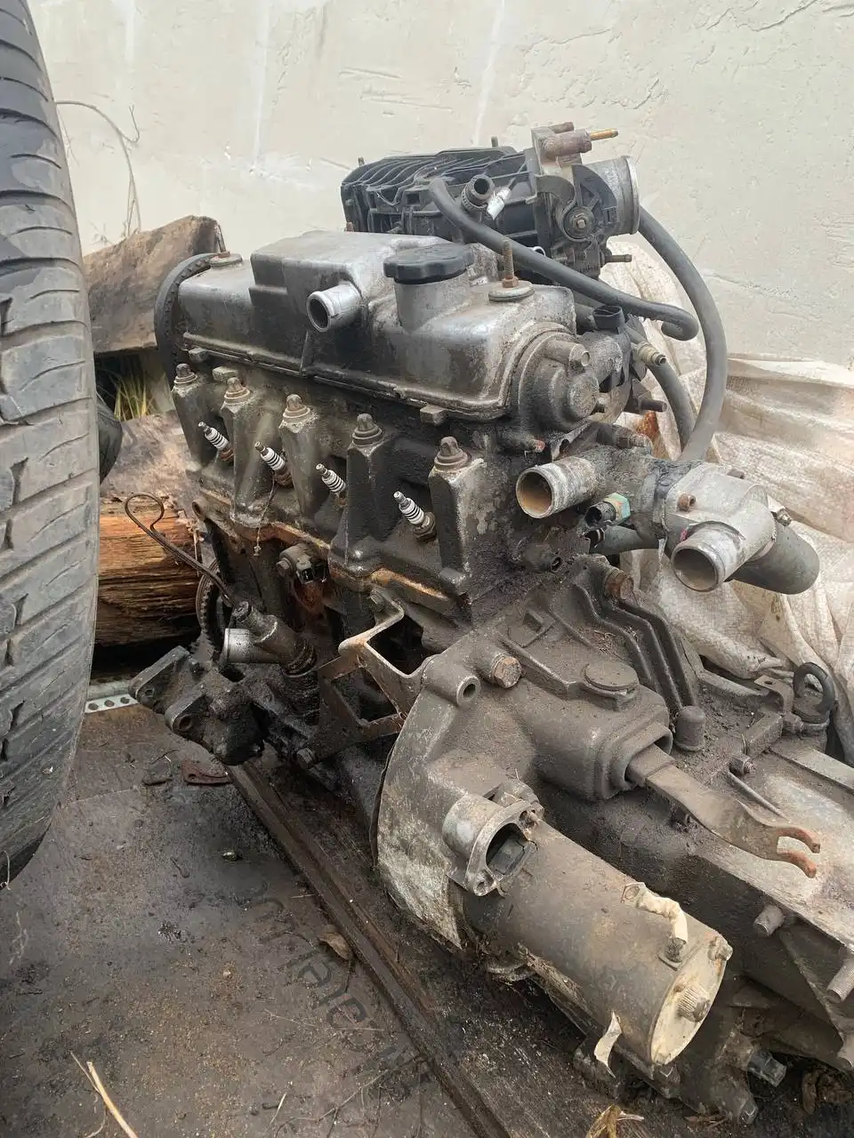 Продам мотор 8 кл с коробкой