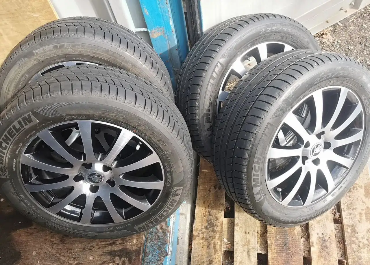 Колеса Шкода R17 с резиной Michelin лето 225/55 - Колеса и диски (Запчасти) в Саранск