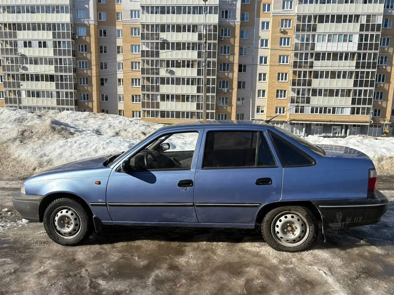 Автомобиль в достойном состоянии с механической коробкой - Легковые автомобили (Авто) в Саранск
