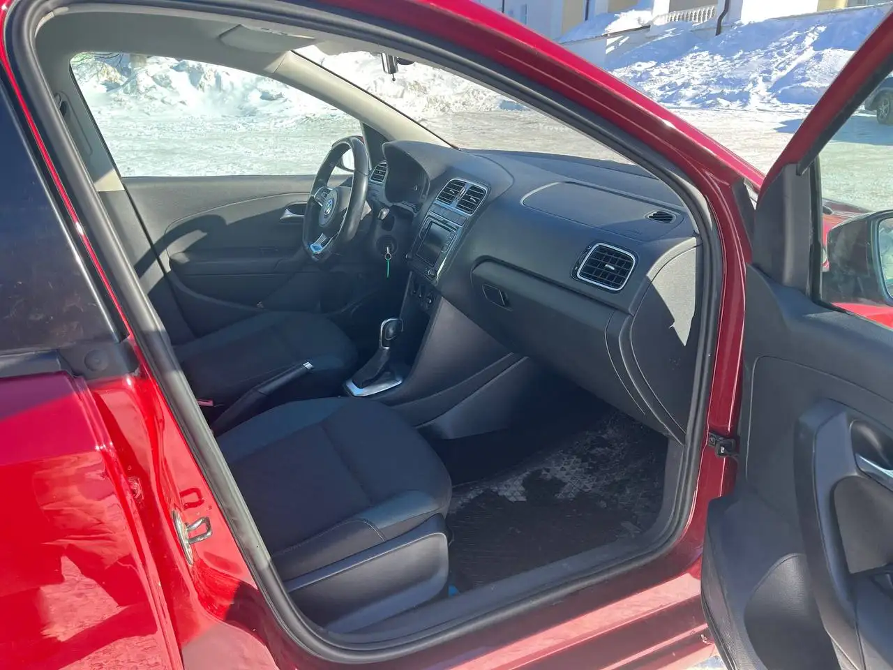 Volkswagen Polo 2 владельца, красный цвет, без вложений - Авто в Саранск