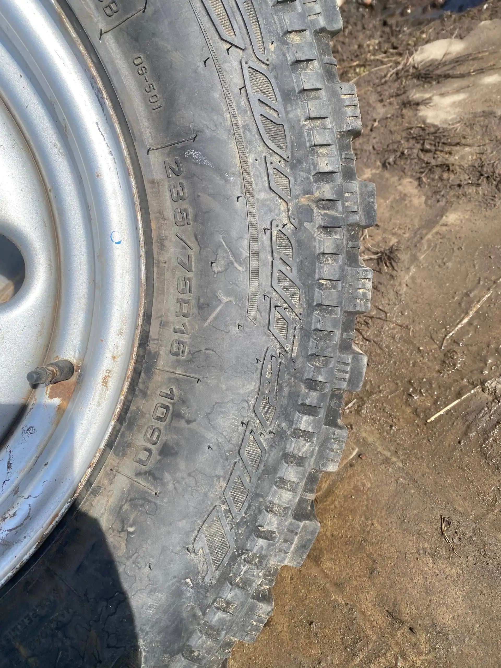 Продам запаску R15 235/75 грязевую на УАЗ - Шины и диски (Запчасти) в Саранск