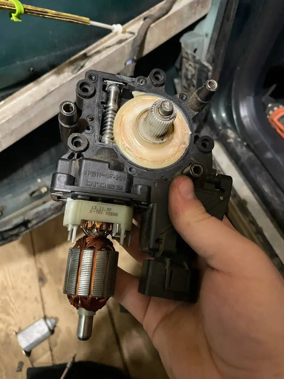 Поиск мотора стеклоподъемника Audi A6 C5 - Автозапчасти (Запчасти) в Саранск