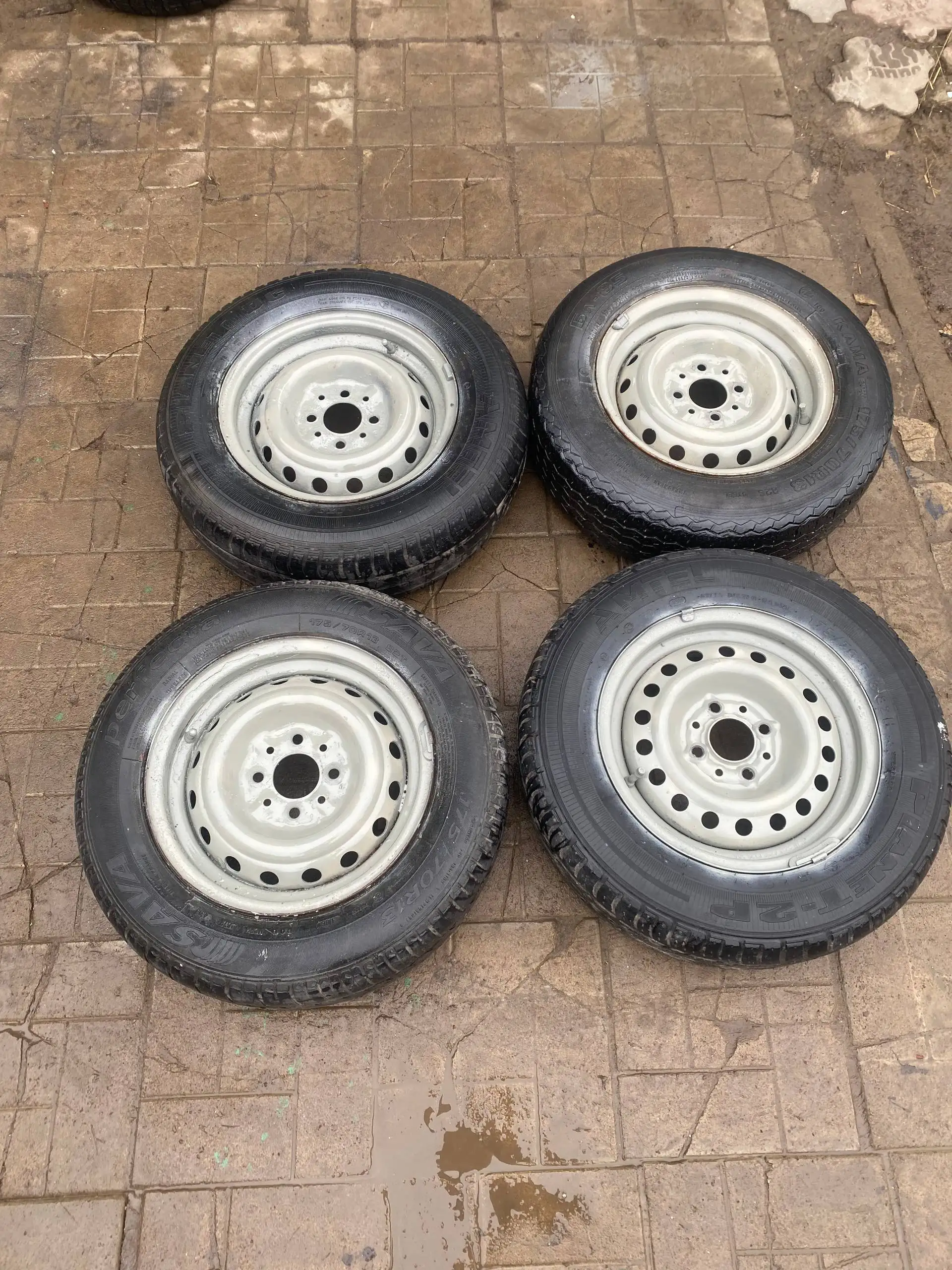 Продам 4 летних колеса R13 175/70 накачанные - Шины и диски (Запчасти) в Саранск