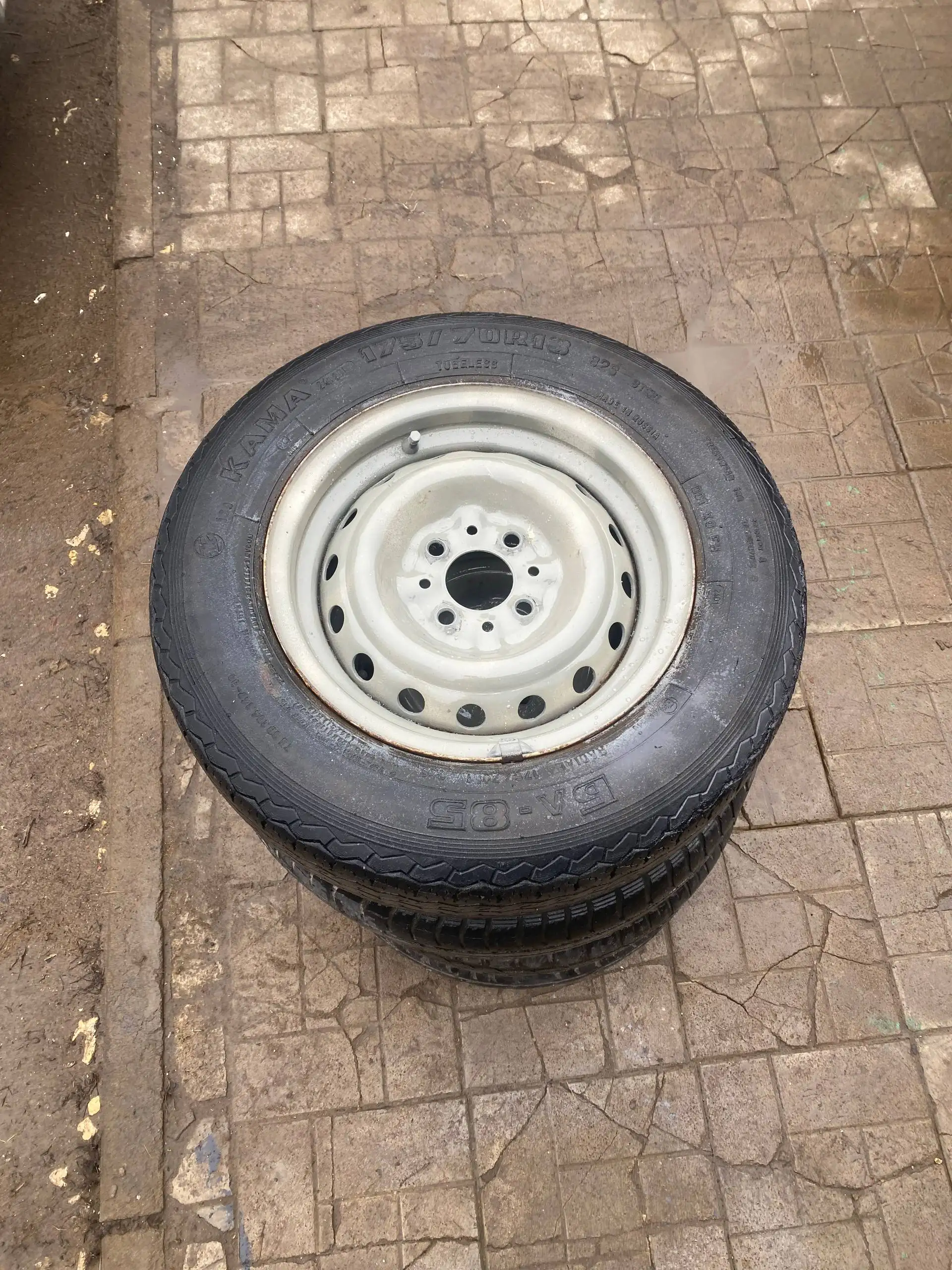 Продам 4 летних колеса R13 175/70 накачанные - Шины и диски (Запчасти) в Саранск