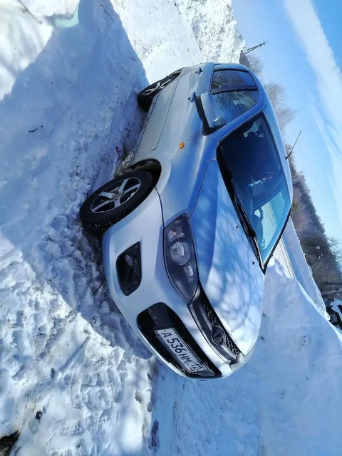 Продается Lada Kalina 2 хэтчбек люкс 2013 года - Шины в Саранск