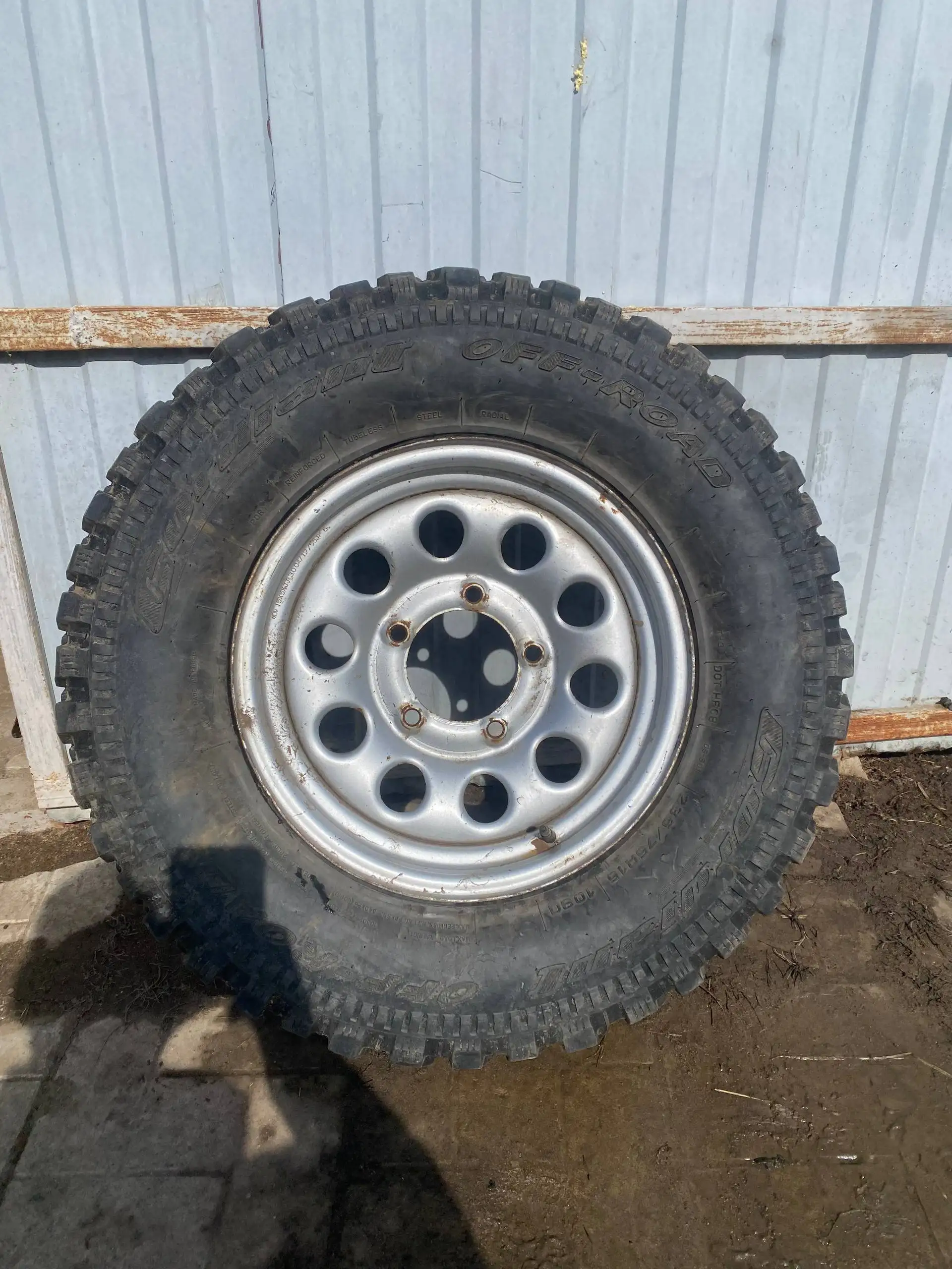 Продам запаску R15 235/75 грязевую на УАЗ - Шины и диски (Авто) в Саранск