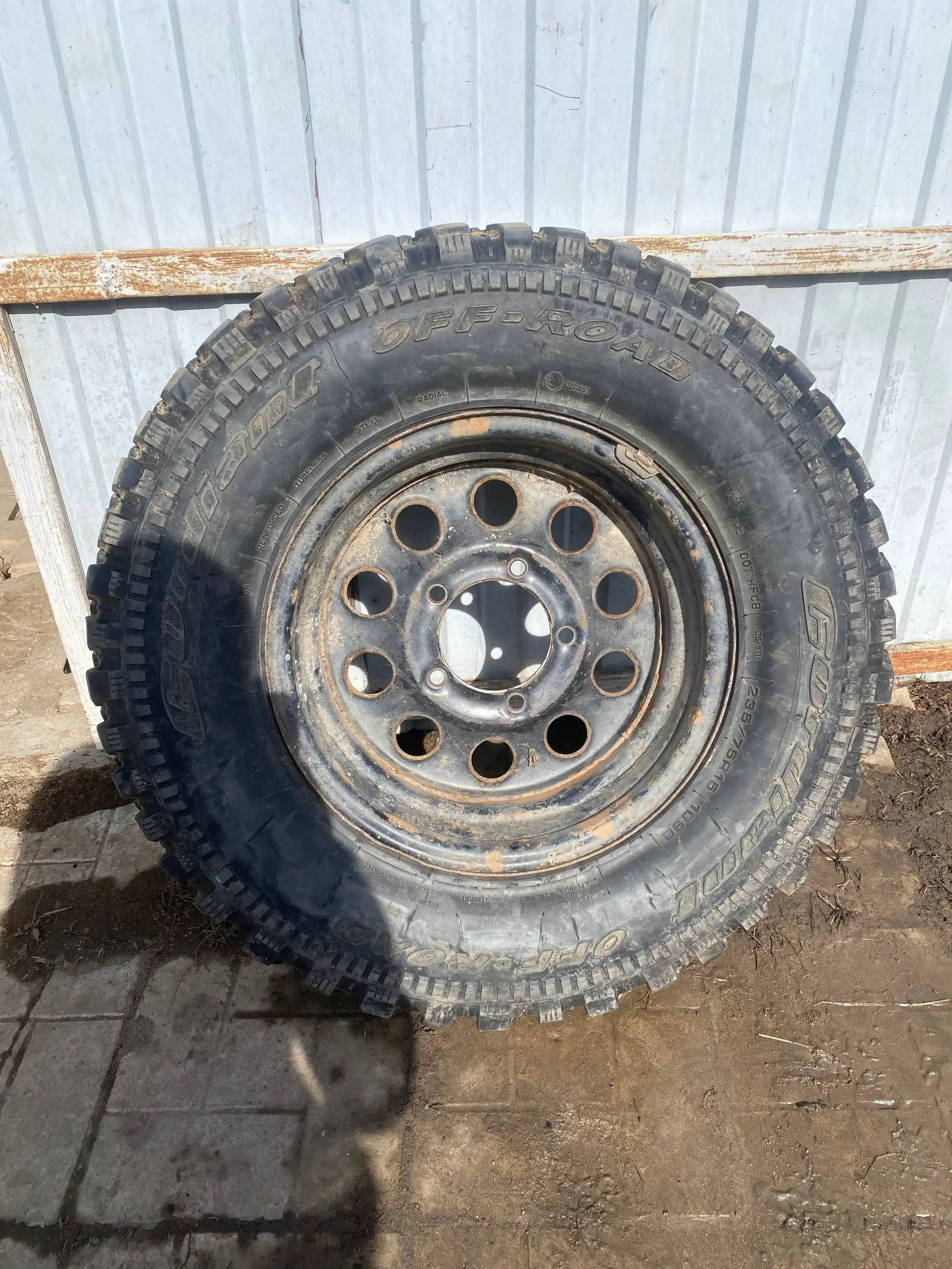 Продам запаску R15 235/75 грязевую на УАЗ - Шины и диски (Авто) в Саранск