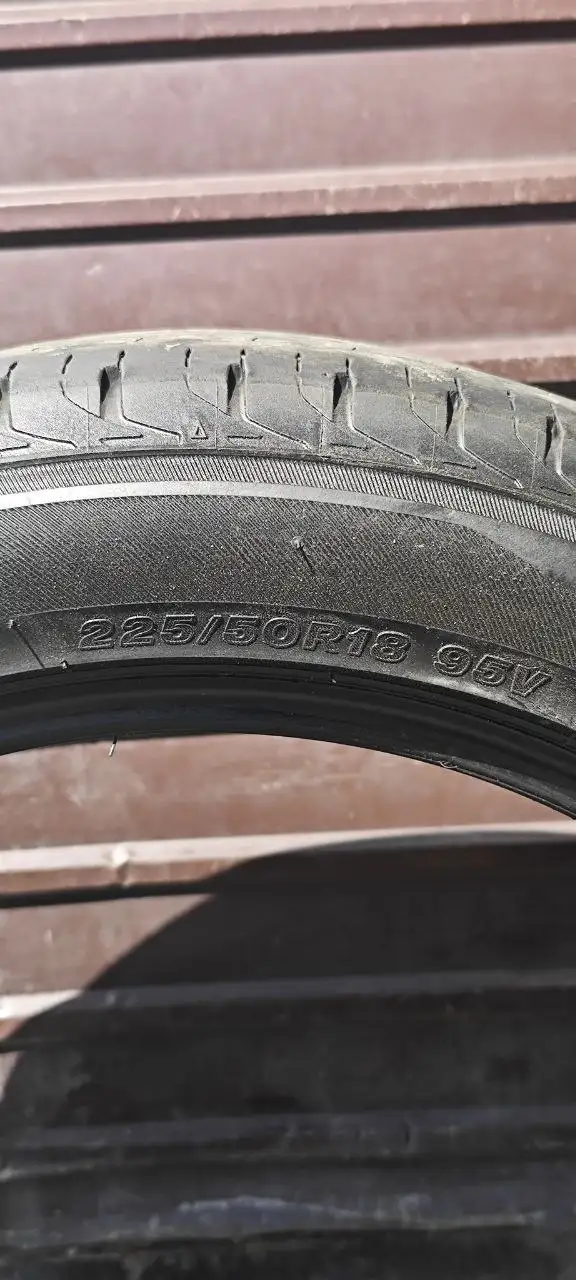 Резина BRIDGESTONE 2022 R18 225/50 - Шины и колёса (Авто) в Владивосток