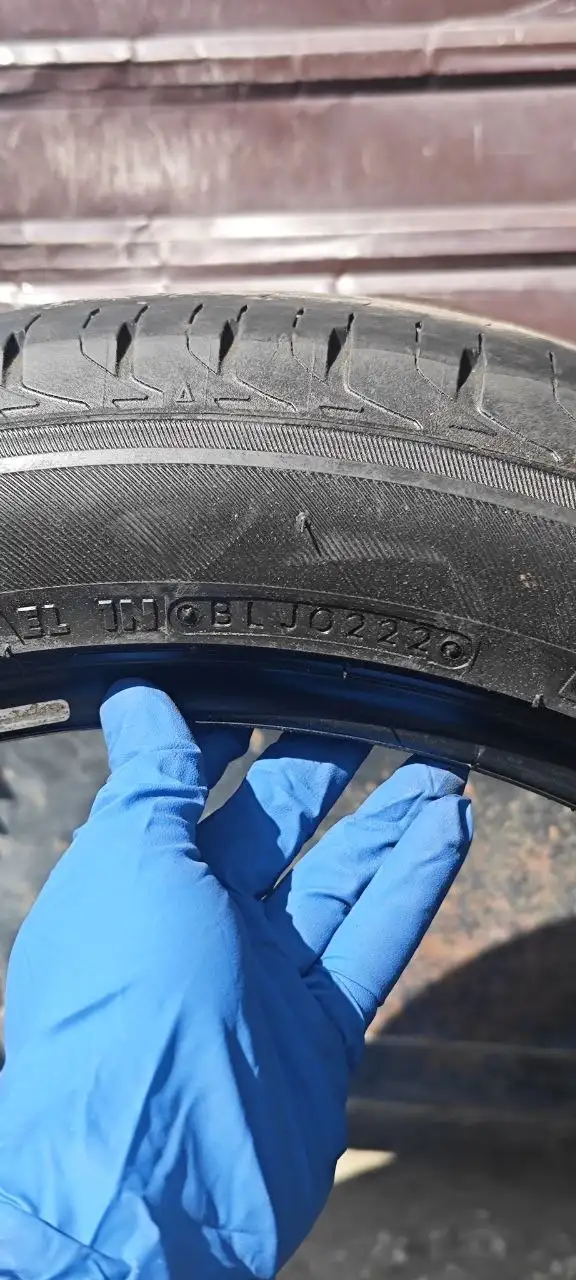 Резина BRIDGESTONE 2022 R18 225/50 - Шины и колёса (Авто) в Владивосток