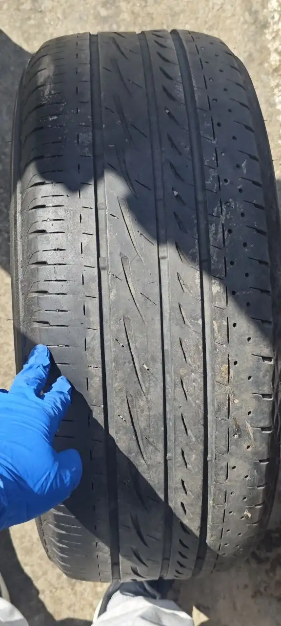 Резина BRIDGESTONE 2022 R18 225/50 - Шины и колёса (Авто) в Владивосток