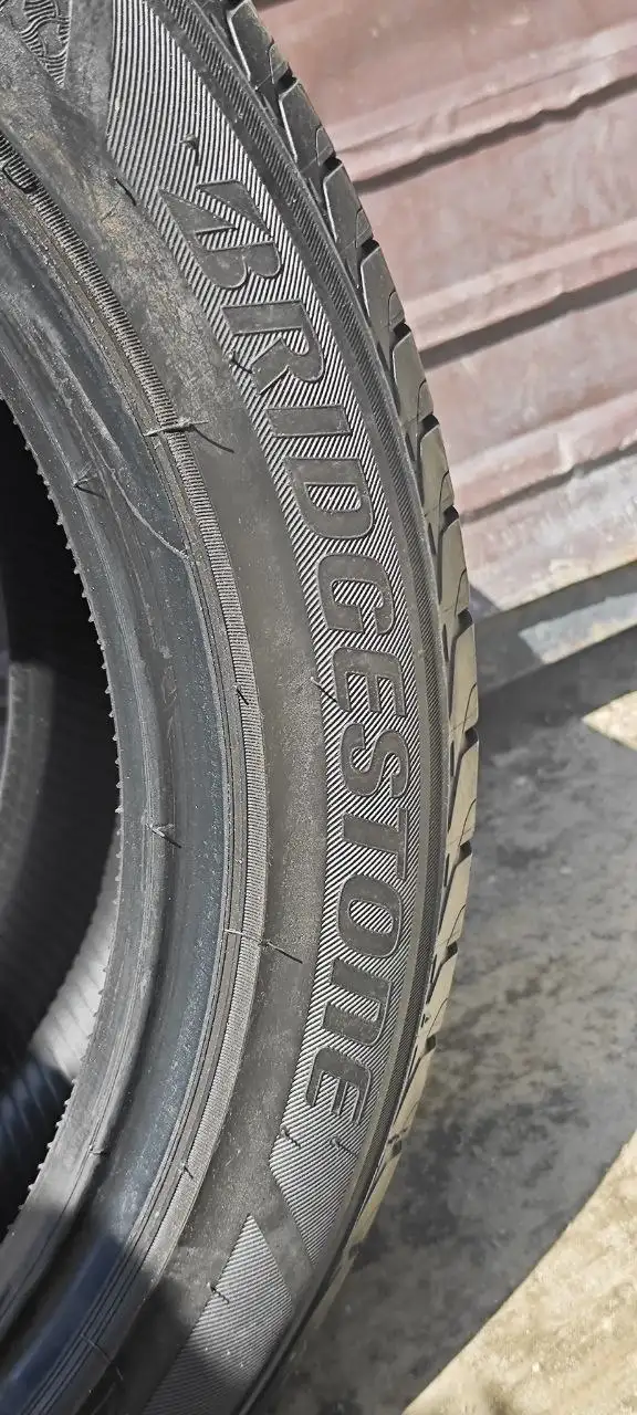 Резина BRIDGESTONE 2022 R18 225/50 - Шины и колёса (Авто) в Владивосток