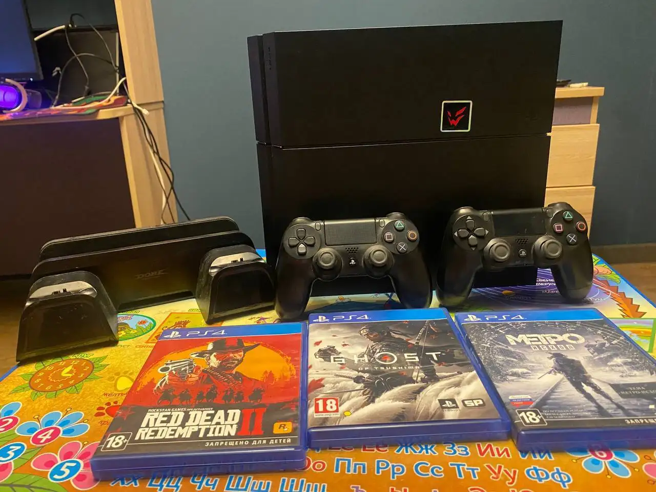 Продается PlayStation 4 Slim с играми - Игровые приставки (Хобби и отдых) в Владивосток