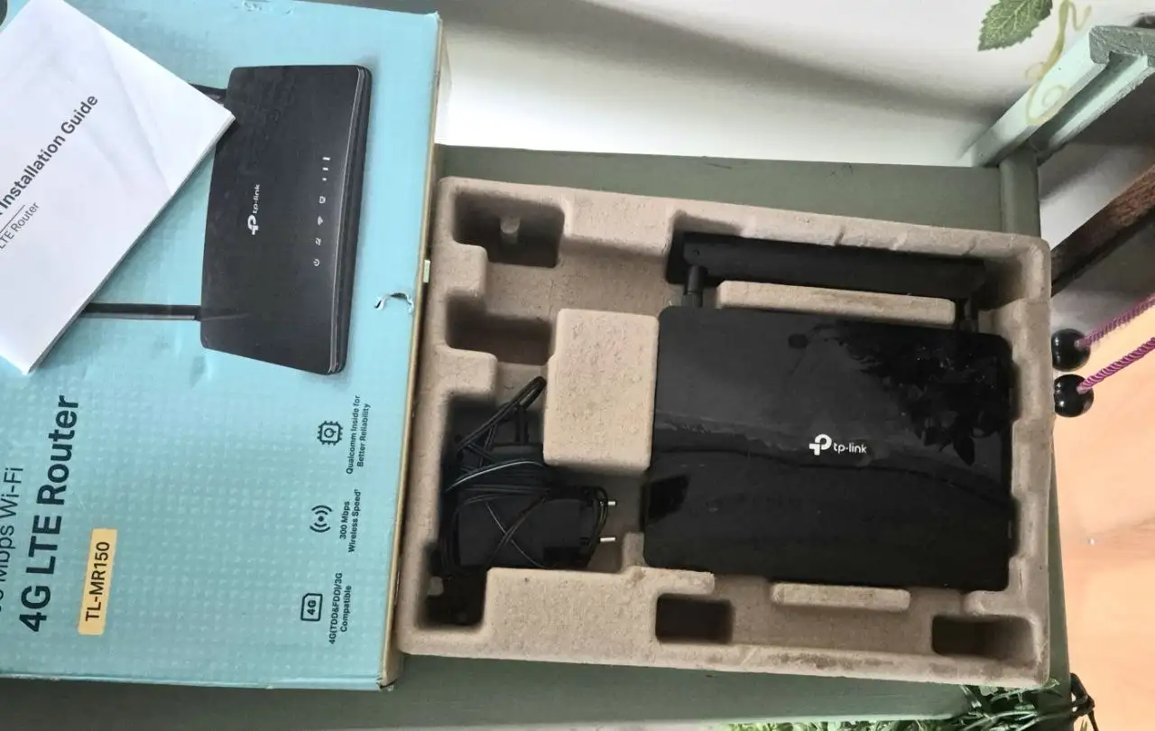 Плинтус пластиковый и роутер TP-Link TL-MR150 - Оборудование для интернета (Электроника) в Владивосток